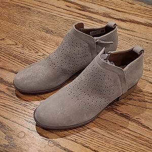 TOMS sz 8M genuine suade ankle boots